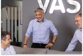 imagen de 3 hombres riéndose