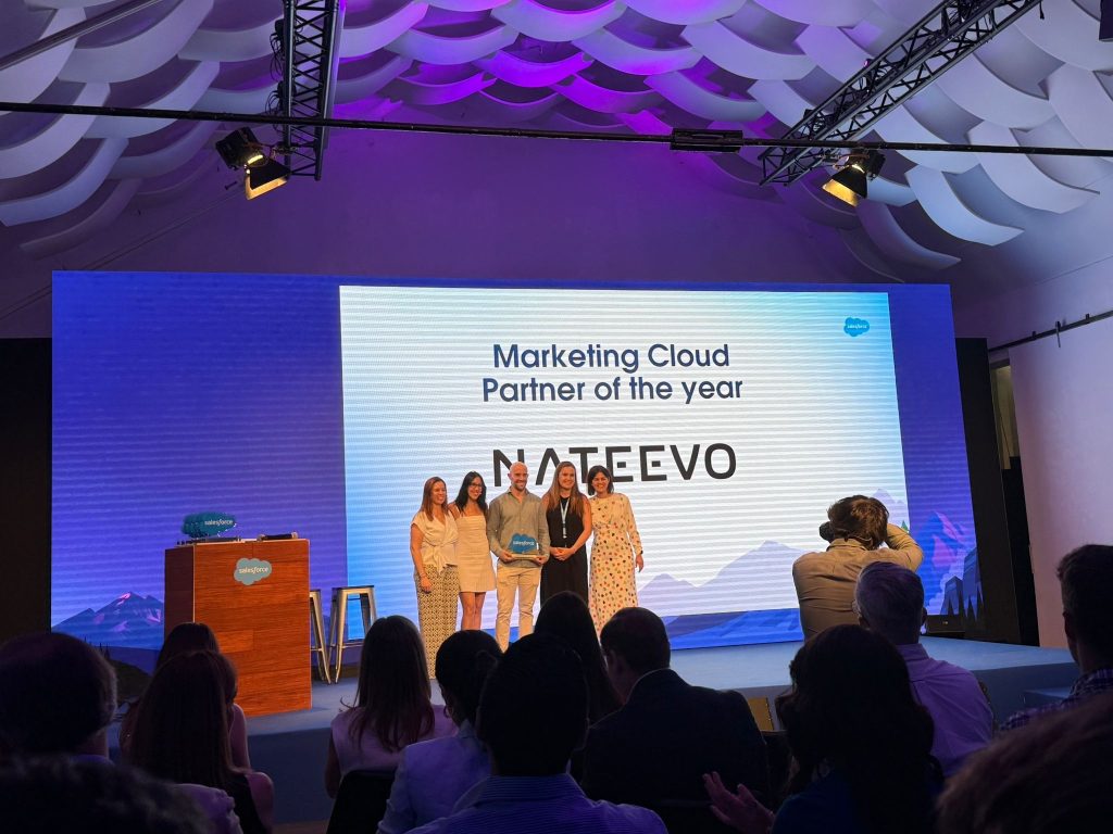 Una imagen del equipo recogiendo el reconocimiento Marketing Cloud Partner of the Year 2025 de Salesforce.